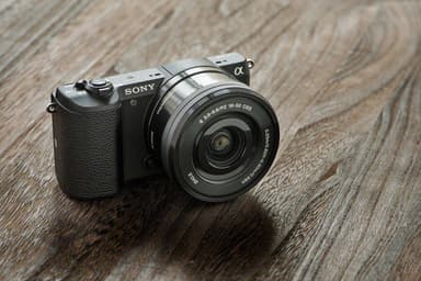 Sony Alpha A5100 järjestelmäkamera + 16-50 mm (musta)