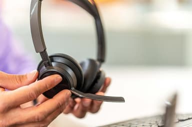 HP Poly Voyager Focus 2 kuulokkeet USB-C + latausteline