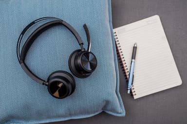 HP Poly Voyager Focus 2 kuulokkeet USB-C + latausteline