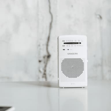 Sangean SR-35 kannettava analoginen radio (valkoinen)