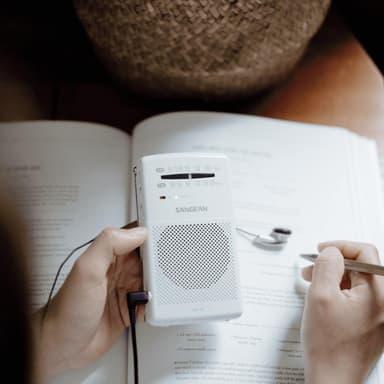 Sangean SR-35 kannettava analoginen radio (valkoinen)