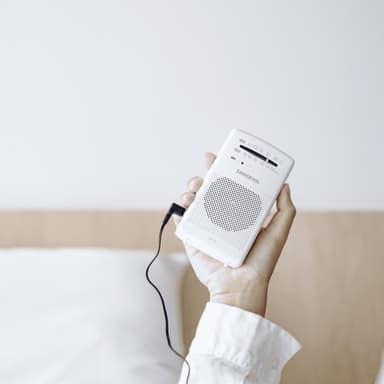 Sangean SR-35 kannettava analoginen radio (valkoinen)