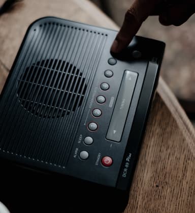 Sangean DCR-89+ kelloradio (musta)