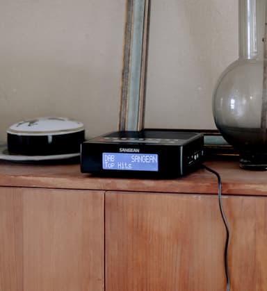 Sangean DCR-89+ kelloradio (musta)