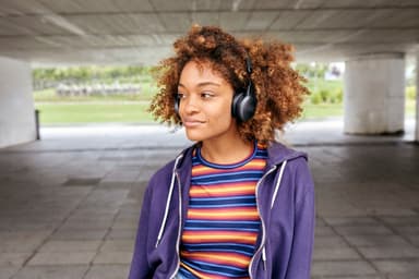 JBL LIVE 400BT langattomat on-ear kuulokkeet (musta)