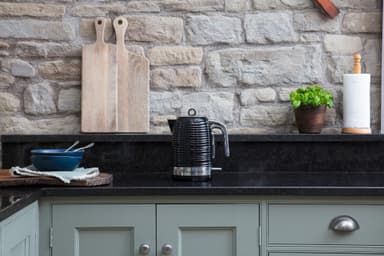 Russell Hobbs vedenkeitin RH2436170 (musta)