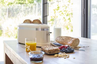 KitchenAid leivänpaahdin 5KMT3115EAC (Almond Cream)
