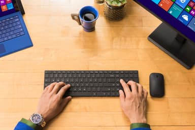Microsoft Designer Bluetooth Desktop näppäimistö ja hiiri