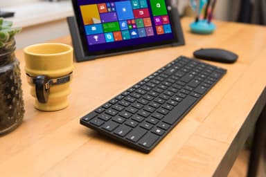 Microsoft Designer Bluetooth Desktop näppäimistö ja hiiri
