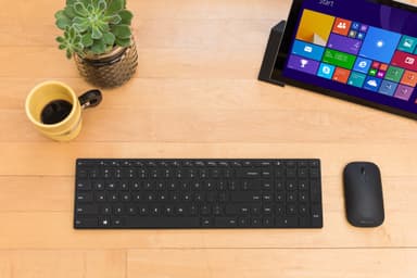 Microsoft Designer Bluetooth Desktop näppäimistö ja hiiri