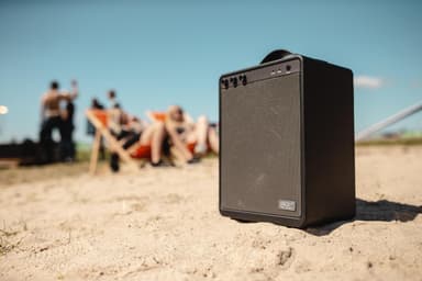 SACKit BOOMit tehokas kannettava Bluetooth-kaiutin, musta