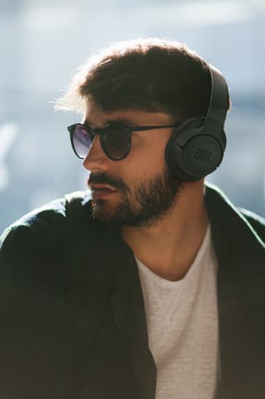 JBL Tune 700BT langattomat around-ear kuulokkeet (musta)