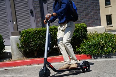 Ninebot by Segway KickScooter ES2 (tummanharmaa/musta)