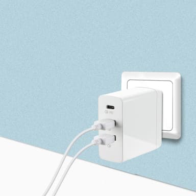 NÖRDIC 45 W 3-porttinen seinälaturi 1xUSB C 45 W, Power Delivery 3.0, Quick Charger 4, 2xUSB A 18 W QuickCharger 3