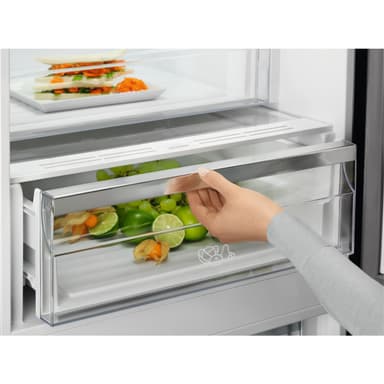 Electrolux jääkaappipakastin LNC7ME34X1 (Teräs)