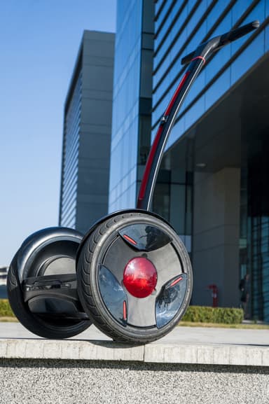 Ninebot by Segway E+ tasapainotettu skootteri (musta)