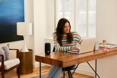 JBL LINK Bluetooth kaiutin latausasemalla (musta)