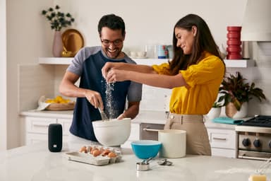 JBL LINK Bluetooth kaiutin latausasemalla (musta)