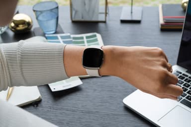 Fitbit Sense älykello (Lunar White/Soft Gold, ruostumaton teräs)