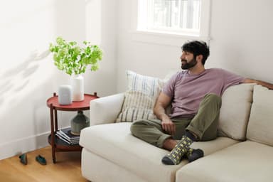 Google Nest Audio älykaiutin (kalkki)