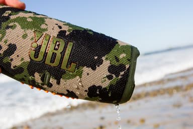 JBL Charge 5 langaton kannettava kaiutin (Squad)