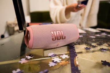 JBL Charge 5 langaton kannettava kaiutin (vaaleanpunainen)