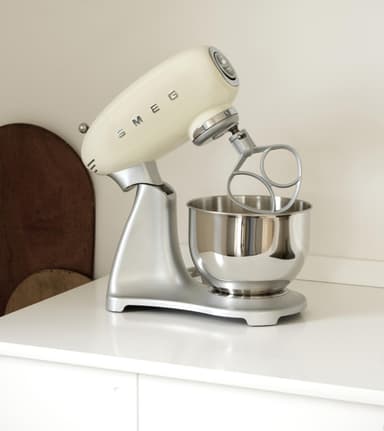 Smeg yleiskone SMF01CREU (luonnonvalkoinen)