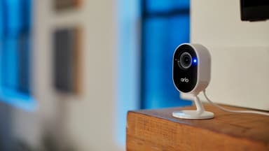 Arlo Essential Indoor Camera älykamera (musta)