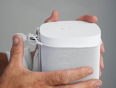Sanus seinäkiinnike Sonos One kaiuttimelle (valkoinen)