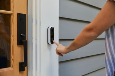 Arlo Wire-free Video Doorbell video-ovikello + Arlo Chime V2 soittoke.