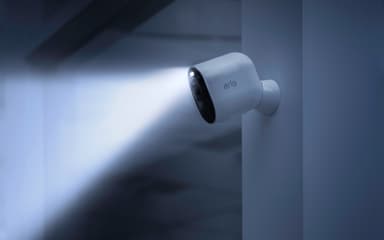 Arlo Ultra 2 4K langaton turvakamera (4 kpl, valkoinen)