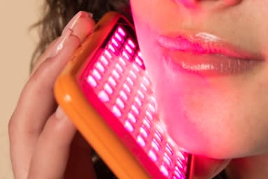 KUKISTA IHON EPÄPUHTAUDET POP LED-HOITOLAMPULLA