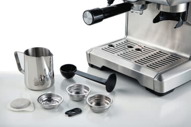 Metallinen espressokeitin, jossa jauhin