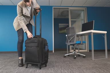 Kensington Contour 2.0 Pro Overnight Laptop Spinner 17" matkalaukku