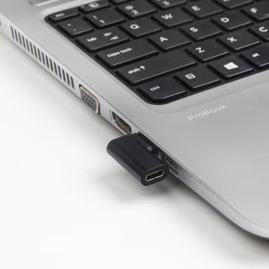NÖRDIC USB-C naaras-USB-A urossovitin 90 astetta kulmassa