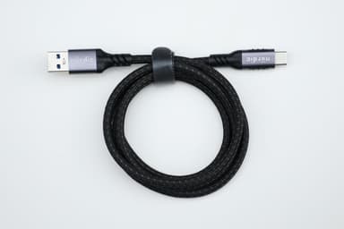 NÖRDIC 1m USB3.2 Gen1 USB-C - nylonpunoskaapeli pikalataus 3A 5Gbps Virtalähde PD 60W