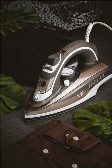 Adler AD 5030 silitysrauta, 3000W - beige/valkoinen