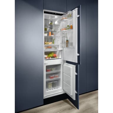 Electrolux Jääkaappi-pakastin yhdistelmä LNC8ME18S