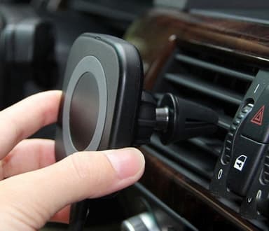Autoteline tuulettimen ritilälle langattomalla Qi-latauksella
