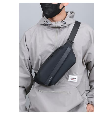 Kevyt, tilava crossbody-laukku Musta