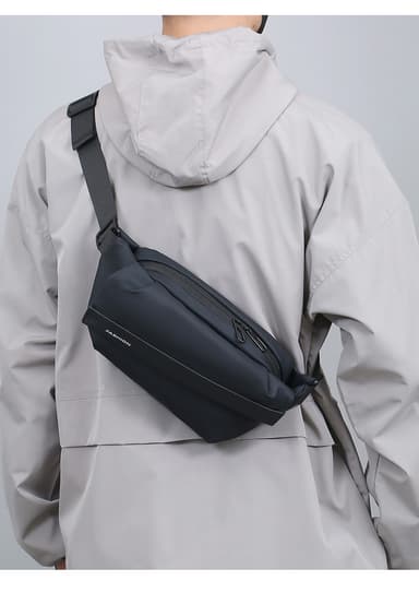 Kevyt, tilava crossbody-laukku Musta