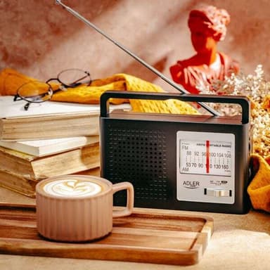 AM/FM-radio, jossa on teleskooppiantenni ja liitäntätulo