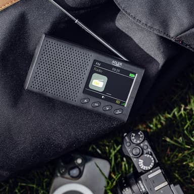 Adler kannettava kelloradio Bluetoothilla – Tyylikäs yhdistelmä musiikkia ja aikaa