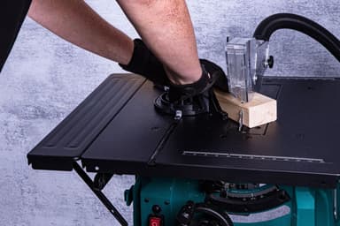 VONROC Sägetisch – 1500 W – Inkl. 210 mm, 40T Sägeblatt – mit Untergestell