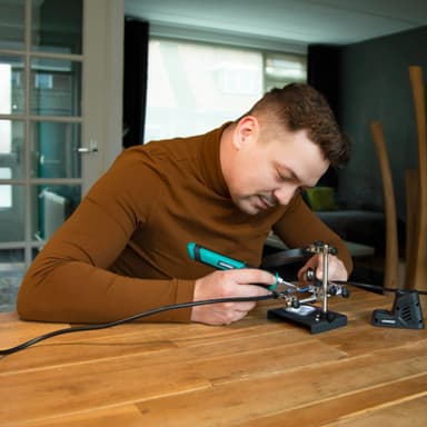 Cordless soldering iron 4V | Incl. holder, soldering wire and tips