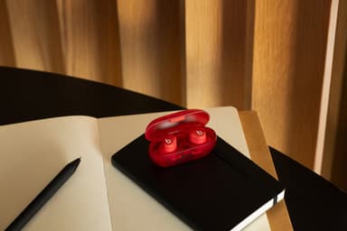 Beats Solo Buds täysin langattomat in-ear kuulokkeet (Transparent Red)