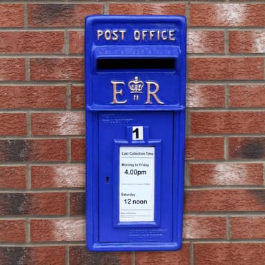 Sininen skotlantilainen postilaatikko jalustalla