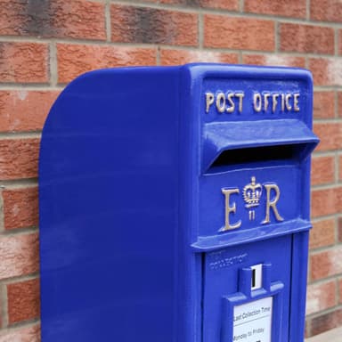 Sininen skotlantilainen postilaatikko jalustalla