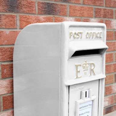 Valkoinen Kuninkaallinen Postilaatikko Jalustalla