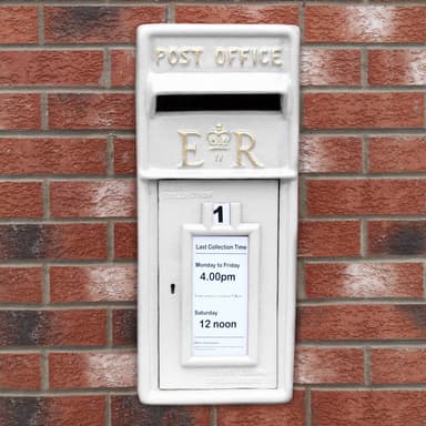 Valkoinen Kuninkaallinen Postilaatikko Jalustalla